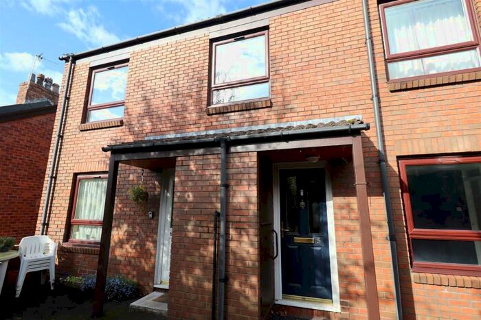 2 Bedroom Flat To Rent In Richmond Place, Macclesfield, SK11