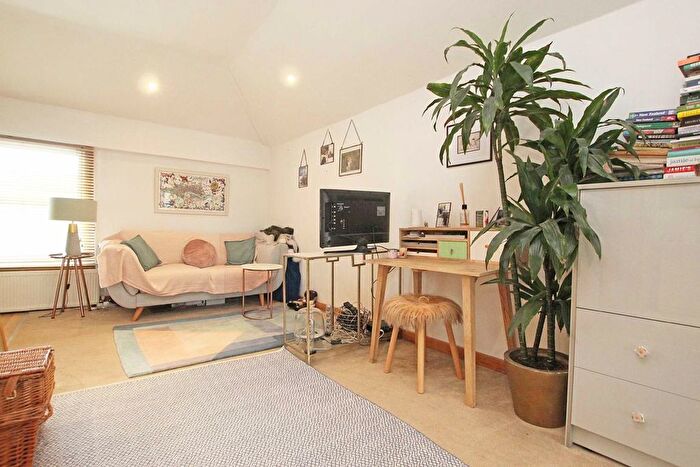 1 Bedroom Flat To Rent In Sheen Road, Richmond, TW9