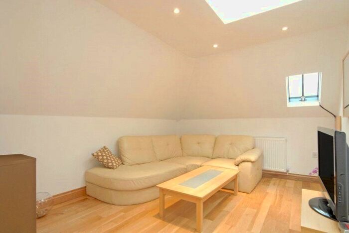 1 Bedroom Flat To Rent In Ossulton Way, London, N2