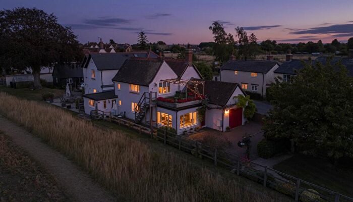 3 Bedroom Semi Detached House For Sale In Bridgeway, Cuddington, Aylesbury, Buckinghamshire, HP18