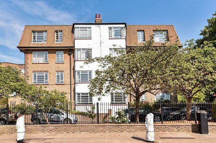 3 Bedroom Flat For Sale In Woodside, London, SW19