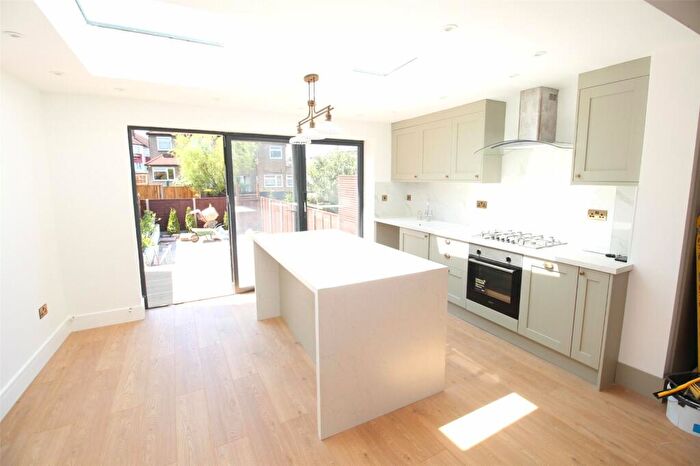 Terraced House To Rent In Chetwynd Avenue, East Barnet, EN4