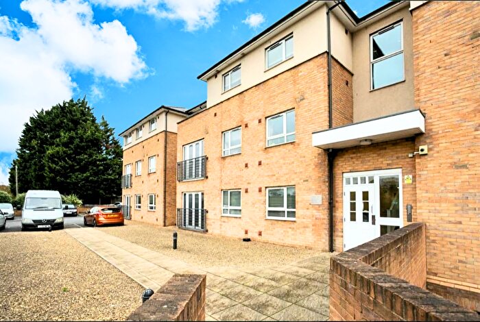 3 Bedroom Flat To Rent In The Uplands, St. Albans, Hertfordshire, AL2