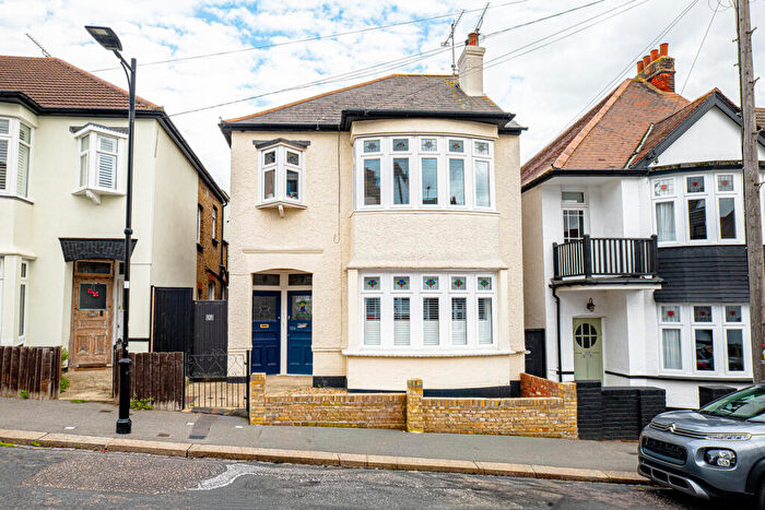 3 Bedroom Maisonette For Sale In Beach Avenue, Leigh-on-sea, SS9