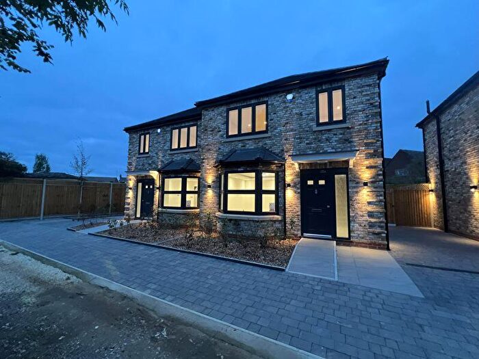 3 Bedroom Semi-Detached House For Sale In New Pond Road, Holmer Green, HP15