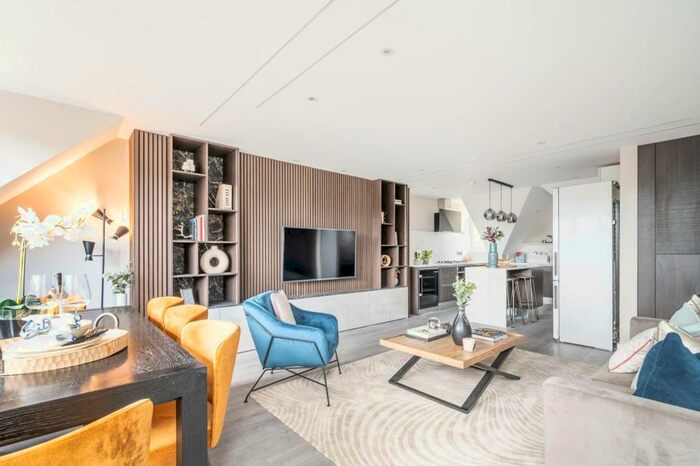 3 Bedroom Flat To Rent In The Ridgeway, Golders Green, London, NW11