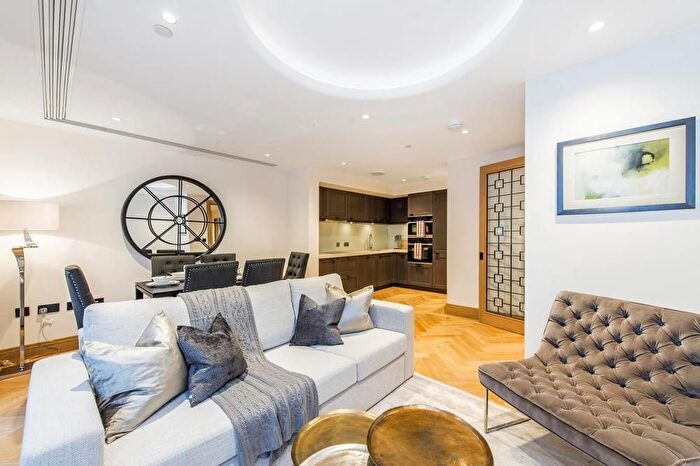 3 Bedroom Flat To Rent In George Street, Marylebone, London, W1H