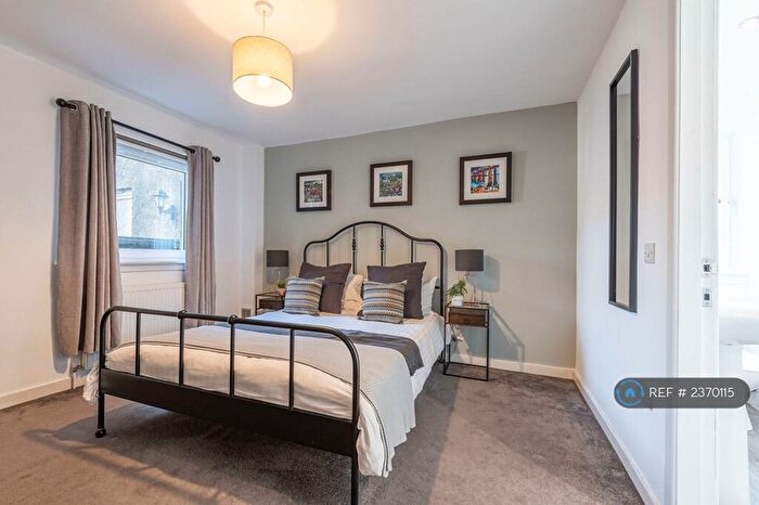 3 Bedroom Flat To Rent In Abbeyhill Crescent, Edinburgh, EH8