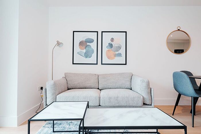 2 Bedroom Flat To Rent In Hive House, Brentford, TW8