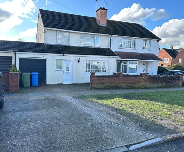 3 Bedroom Semi Detached House To Rent In Greatfield Road, Farnborough, GU14