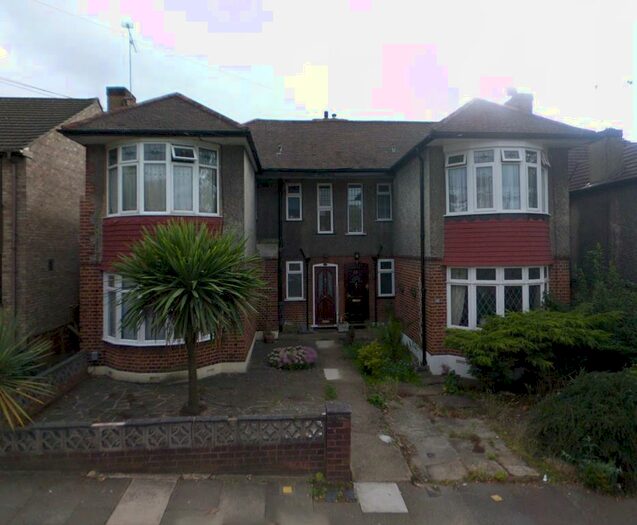 2 Bedroom Flat To Rent In Abbey Road, Newbury Park, Essex, IG2