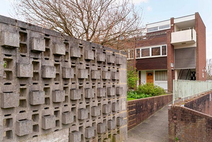 2 Bedroom Flat For Sale In Kitley Gardens, Crystal Palace, London, SE19