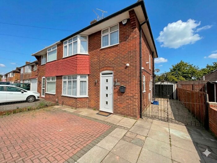 3 Bedroom Semi Detached House For Sale In Austin Road, Luton, Bedfordshire, LU3