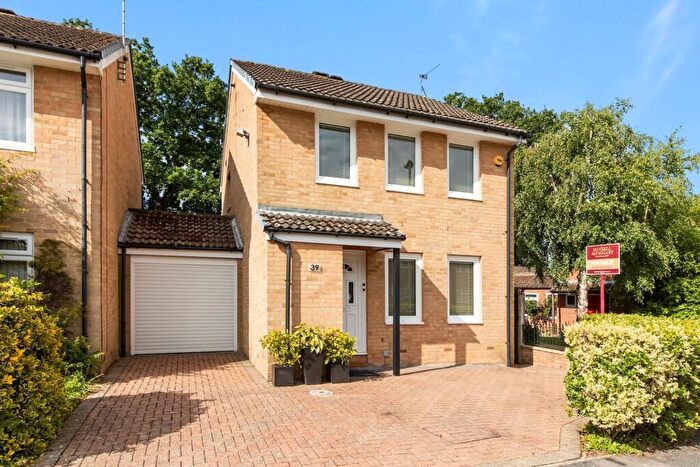 3 Bedroom Link Detached House For Sale In Bluebell Close, Horsham, RH12