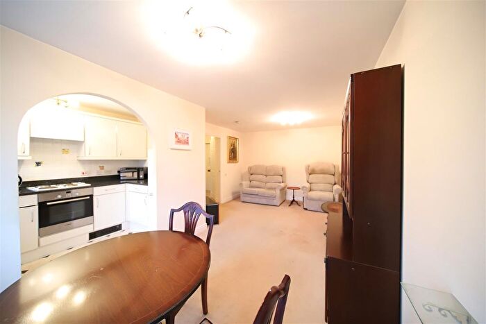 1 Bedroom Flat For Sale In Cockfosters Road, Cockfosters, Barnet, EN4