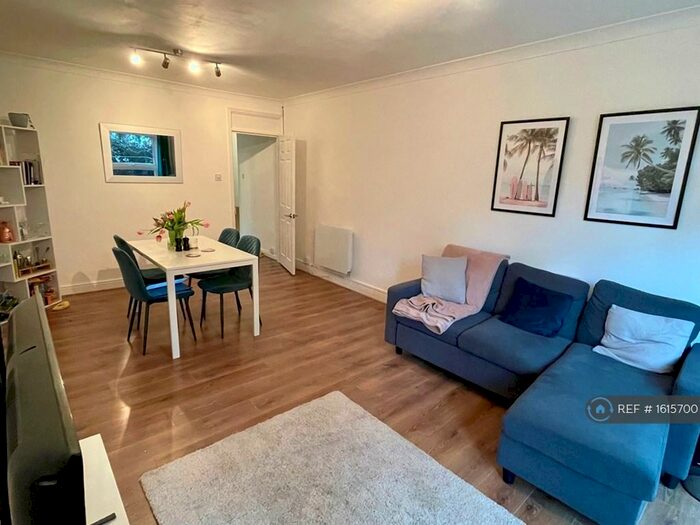 2 Bedroom Flat To Rent In Richmond Court, Kingston Upon Thames, KT2