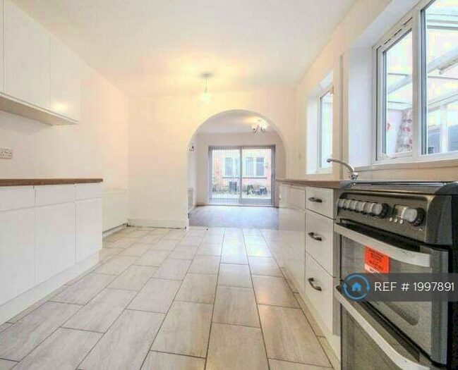 3 Bedroom Semi-Detached House To Rent In Trent Boulevard, West Bridgford, Nottingham, NG2