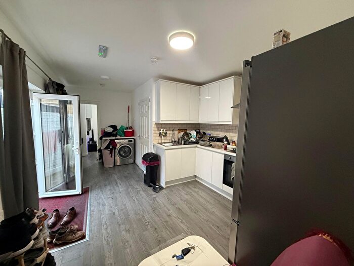 2 Bedroom Flat To Rent In Woodlands Road, Ilford, IG1