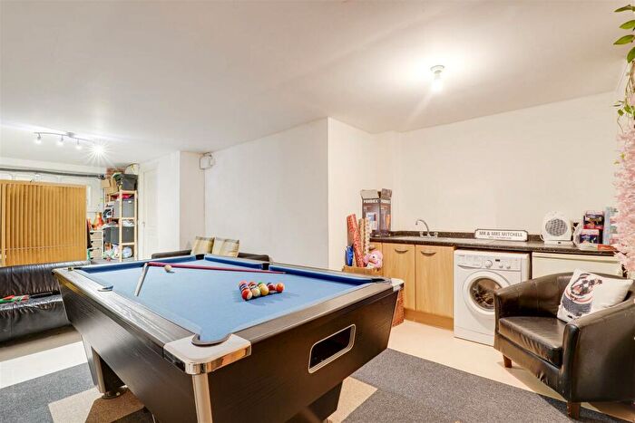 3 Bedroom Town House For Sale In Kelham Drive, Sherwood, Nottinghamshire, NG5