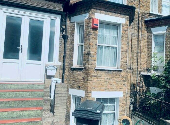 3 Bedroom Flat To Rent In Hither Green Lane, London, SE13