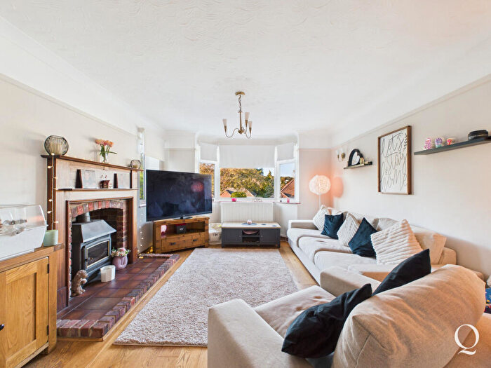 3 Bedroom Detached House For Sale In Abbotsbury Road, Broadstone, BH18