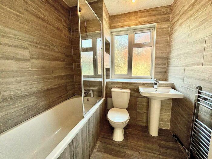 2 Bedroom Flat To Rent In Brading Cresent, Wanstead, E11