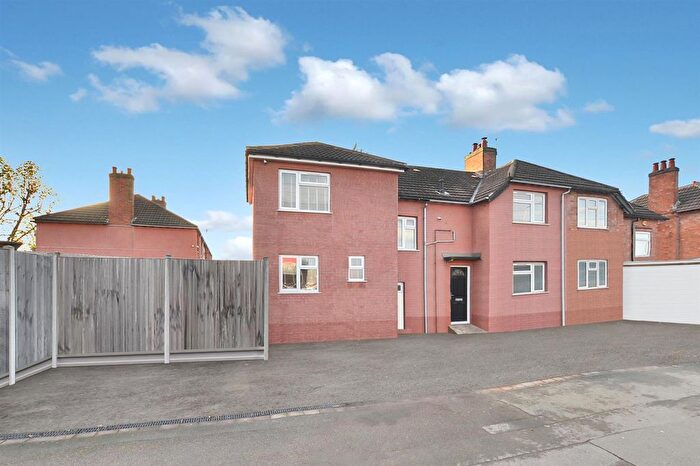 5 Bedroom Semi-Detached House For Sale In Derby Road, Loughborough, LE11