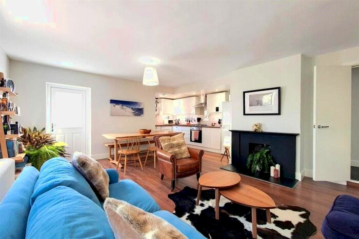 2 Bedroom Flat To Rent In St Annes Close, London, N6