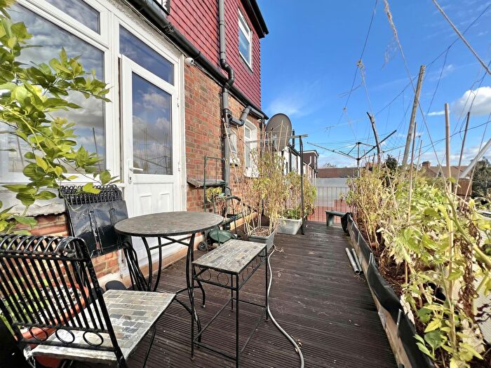 3 Bedroom Flat To Rent In Lawrence Avenue, Palmers Green, N13