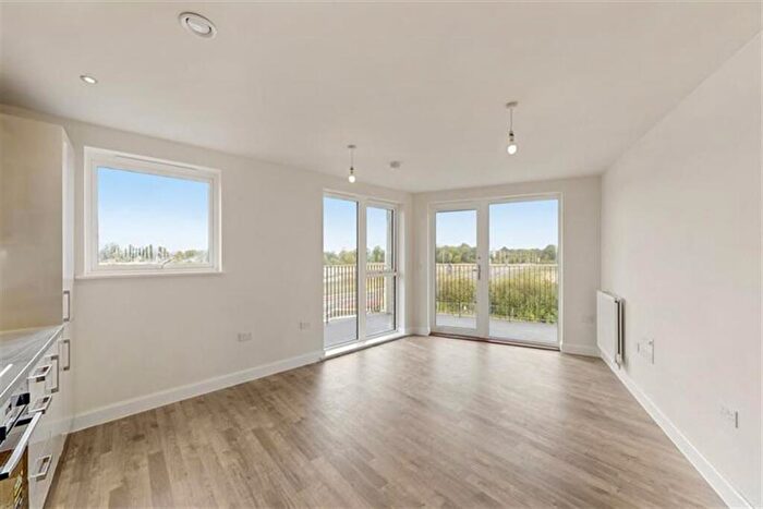 2 Bedroom Flat To Rent In Bedroom Property In Genome Close, Franklin Gardens, CB3