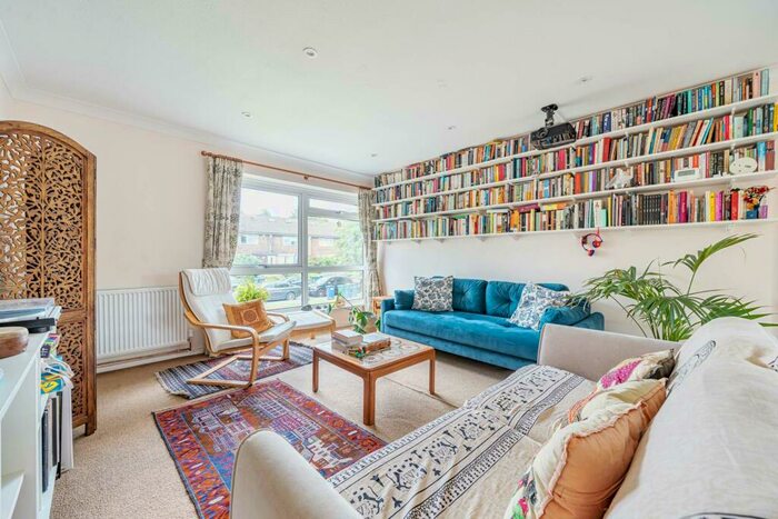 2 Bedroom Flat To Rent In Heath View, East Finchley, London, N2