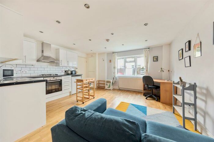 Studio To Rent In High Road Leytonstone, Leytonstone, E11