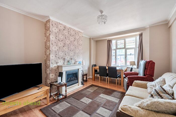 2 Bedroom Flat For Sale In Benhill Wood Road, Sutton, SM1