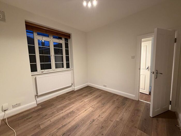 2 Bedroom Flat To Rent In Shirehall Lane, Brent Cross, NW4