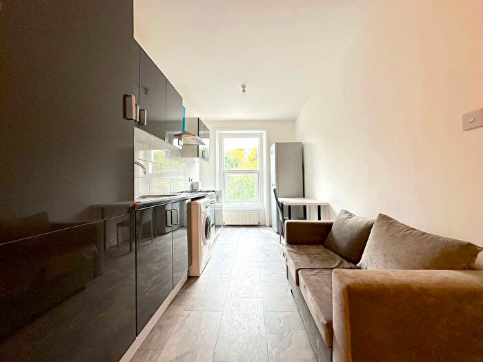 2 Bedroom Flat To Rent In Mile End Road, Stepney Green, London, E1