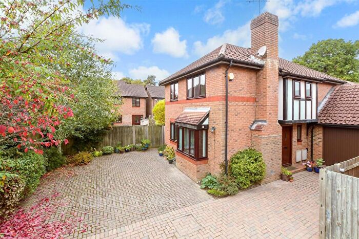 4 Bedroom Detached House For Sale In Lambyn Croft, Horley, Surrey, RH6