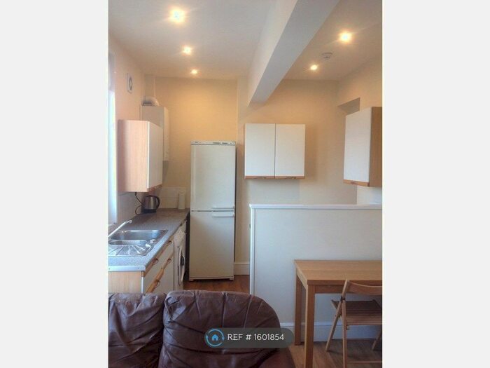 1 Bedroom Flat To Rent In Charles Street, Newport, NP20