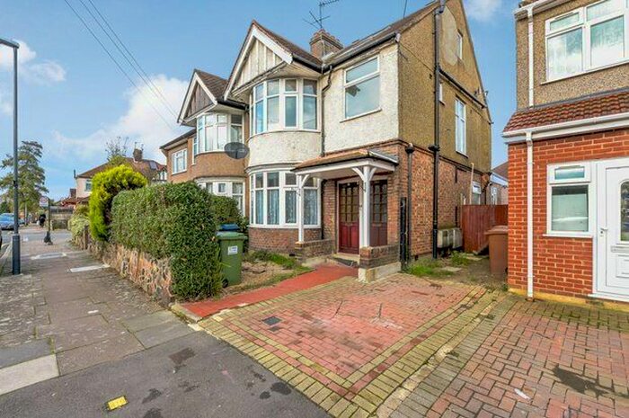 3 Bedroom Flat To Rent In Rusland Park Road, Harrow HA1