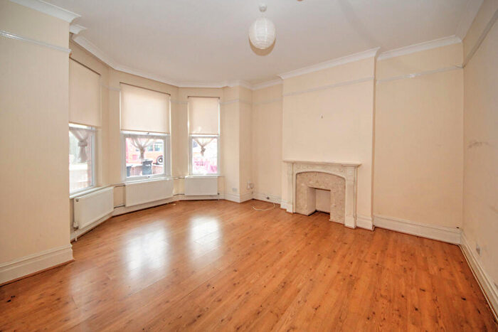 1 Bedroom Semi-Detached House To Rent In Brownlow Road, London, N11