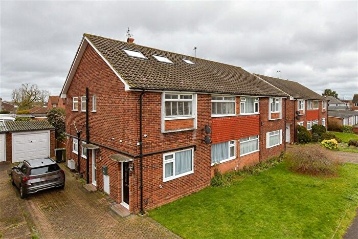 3 Bedroom Maisonette For Sale In Lavender Road, Epsom, Surrey, KT19