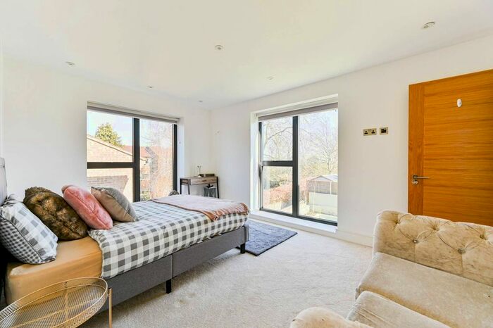 3 Bedroom Flat To Rent In Steeplands, Bushey, WD23