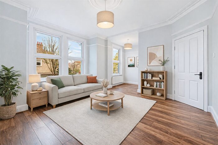 3 Bedroom Flat To Rent In Temple Road, W5