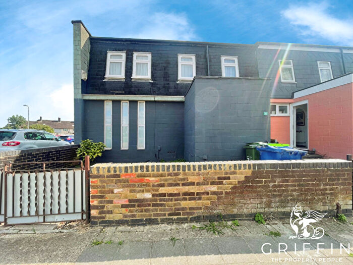 3 Bedroom End Of Terrace House To Rent In Hobart Road, Tilbury, RM18