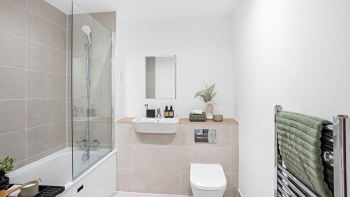 2 Bedroom Flat For Sale In Longwater Avenue, Reading, RG2