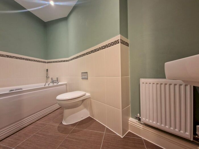 2 Bedroom Flat To Rent In Chapel Drove, Hedge End, SO30