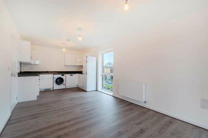 2 Bedroom Flat To Rent In Felnex Avenue, Hackbridge, SM6