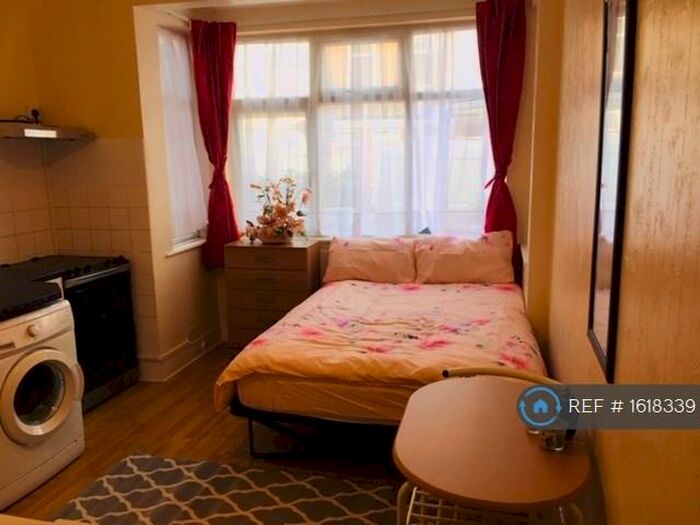 Studio To Rent In Rosebery Avenue, London, N17