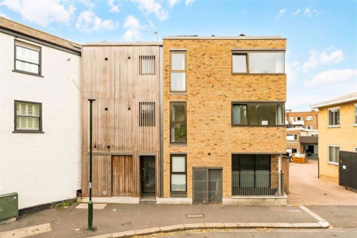 1 Bedroom Flat To Rent In Vicarage Road, Hampton Wick, KT1