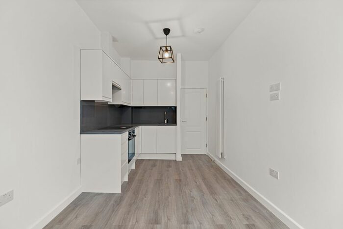 2 Bedroom Flat To Rent In Balham High Road, London, SW12