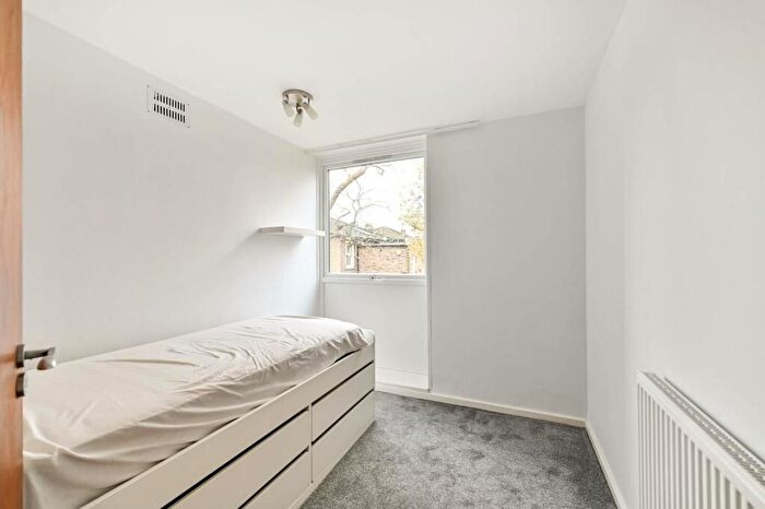 3 Bedroom Flat To Rent In Sheendale Road, Richmond, TW9